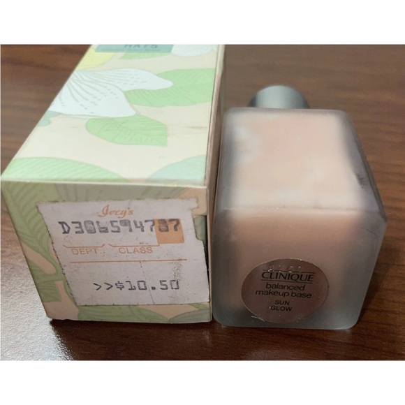 Clinique Superbalanced Makeup by Clinique, 1oz Foundation  Clinique Balanced Makeup Base 1 fl oz in 08 Sun Glow (New In Box)